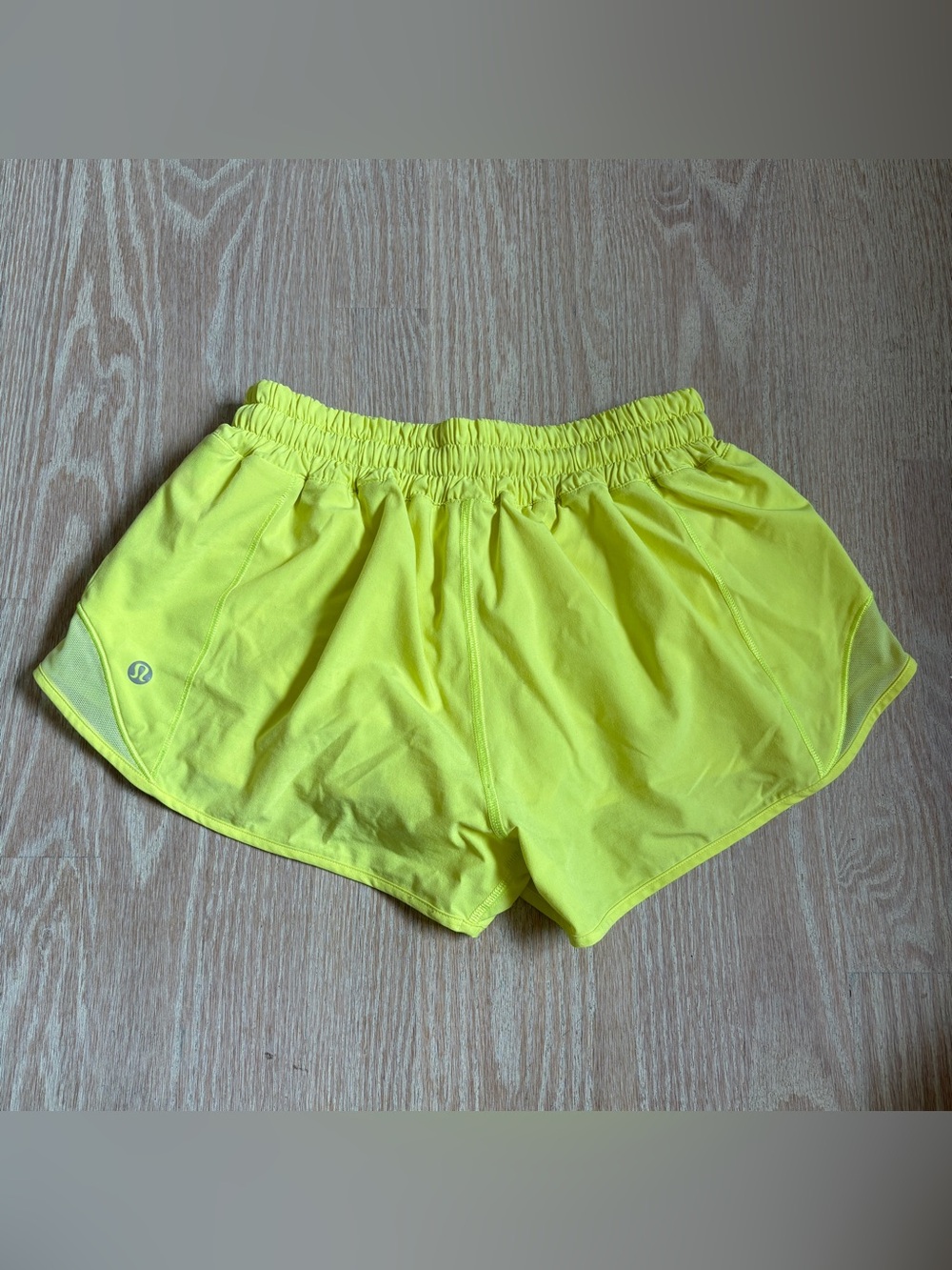 Lululemon Athletica Hotty Hot Low-Rise Lined Short 2.5 Inseam Electric Lemon - Picture 8 of 12